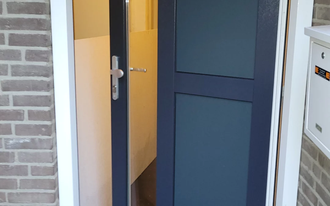 Kunststof deur met raam erin